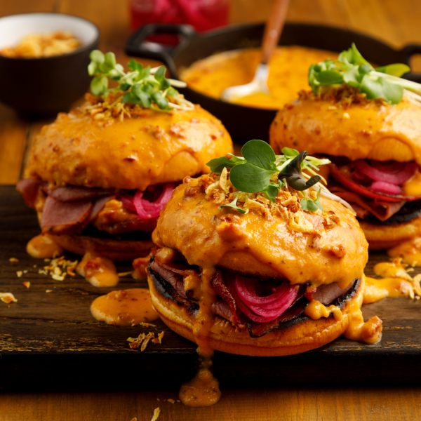 Burgers étagés de charcuteries de bœuf avec queso au chorizo et à la bière