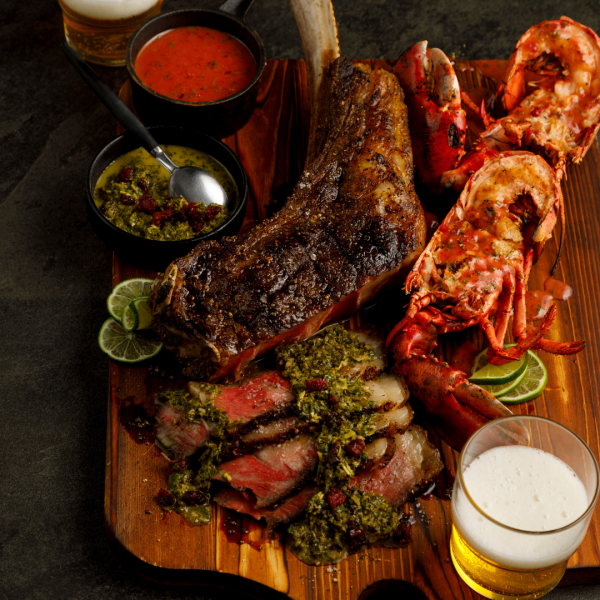 Tomahawk avec chimichurri aux canneberges et homard grillé