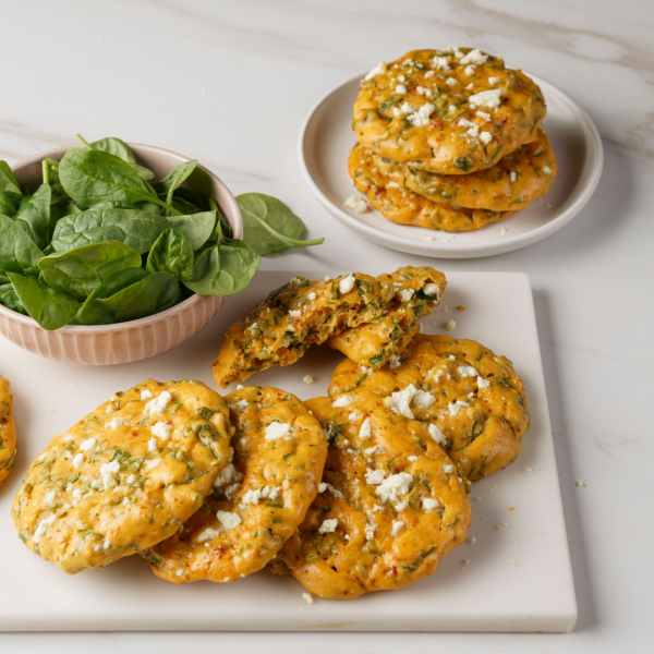 Biscuits aux épinards, pesto de tomates séchées et feta