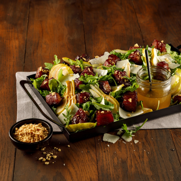 Salade de bonbons de porc fumés, poires et Louis d’Or