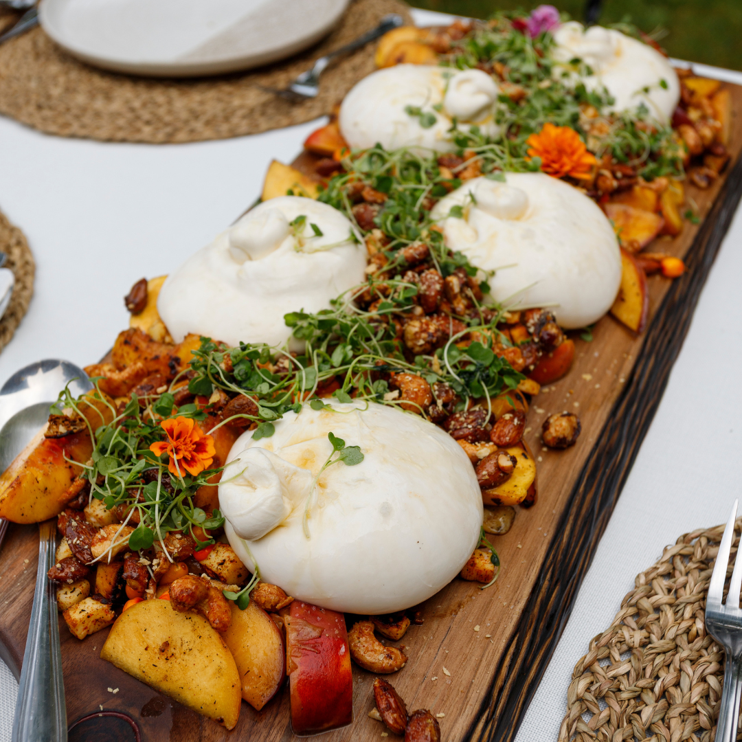 Pêches et halloumi grillés avec burrata, noix fumées et flocons d’érable.