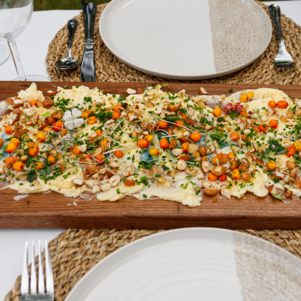 Planche de beurre fouetté sucré-salé aux flocons d’érable