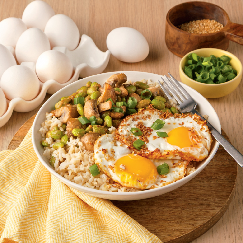 Bols de riz, légumes et œufs au sésame