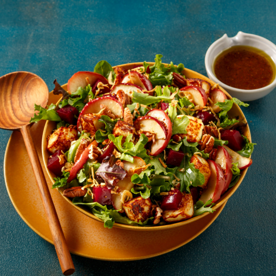Salade tiède aux pommes et halloumi grillés