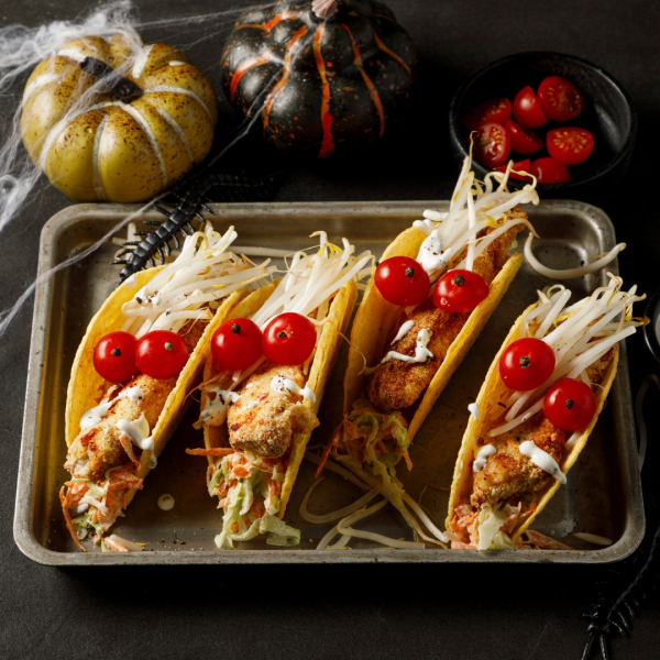 Tacos-trolls au poulet croustillant, salade ranch et fèves germées