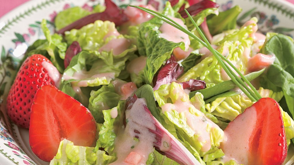 Salade mixte, vinaigrette aux fraises