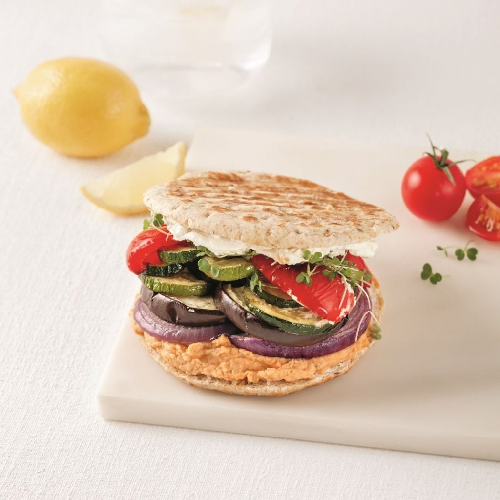 Paninis au houmous aux tomates séchées et légumes rôtis