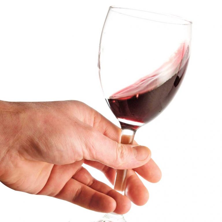 Doiton tenir sa coupe de vin