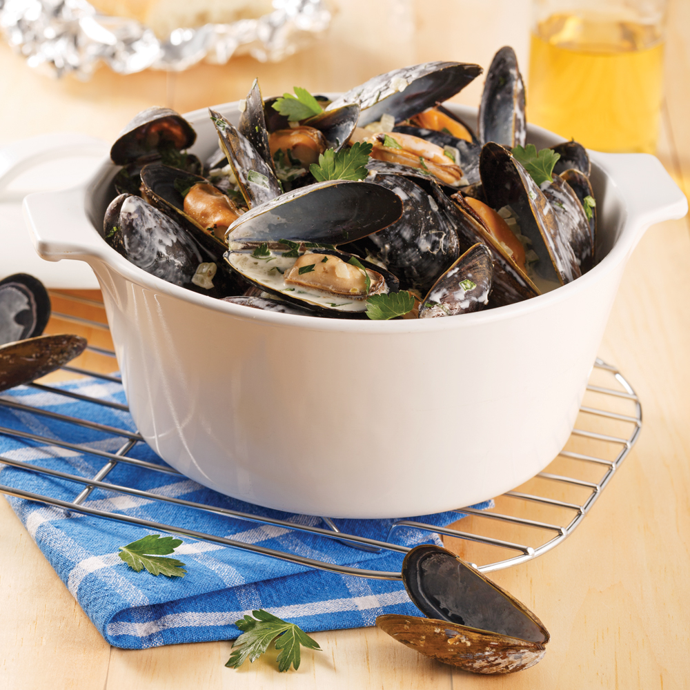 Moules servies dans une sauce crémeuse à la moutarde de Dijon