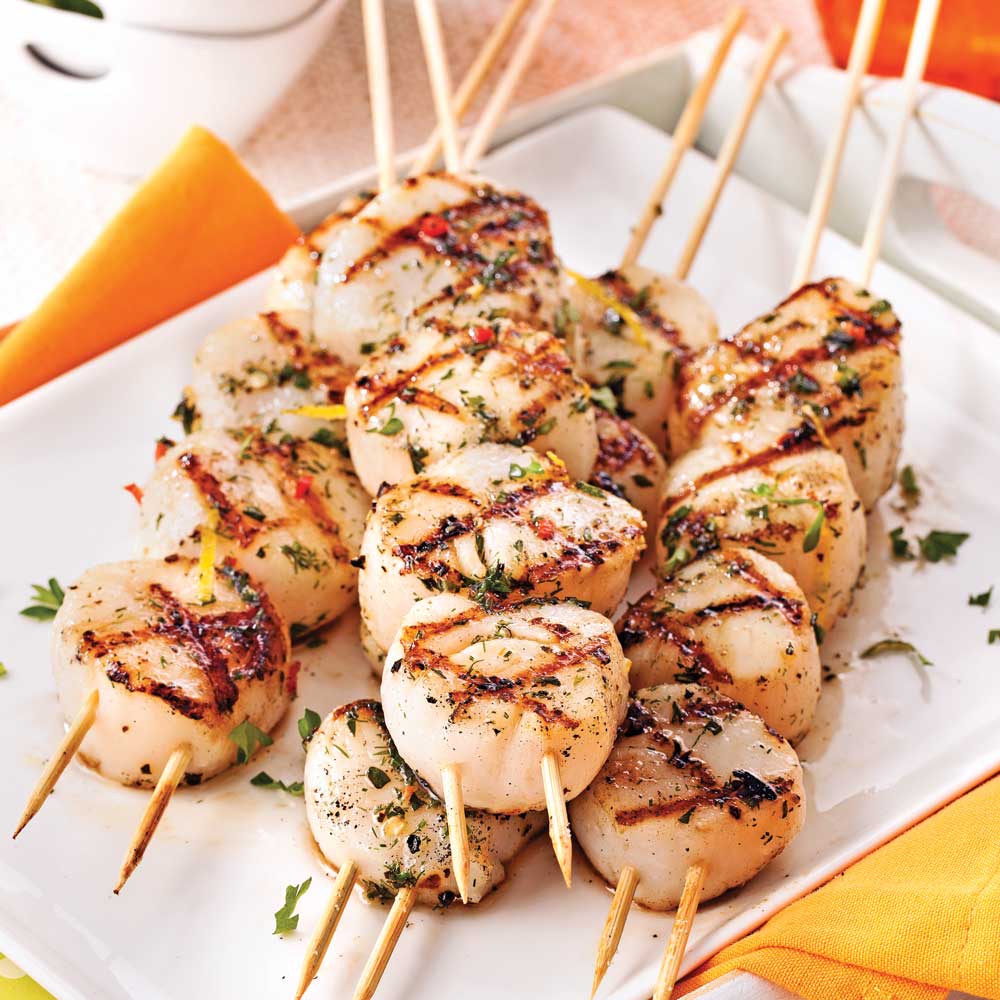 Brochettes de pétoncles parfumées aux fines herbes