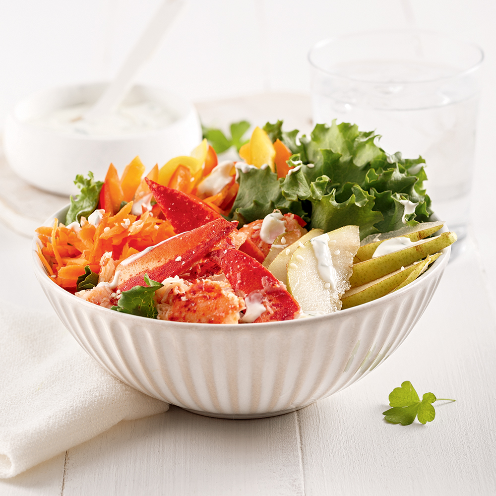 Poke bowl garni de homard et de légumes frais