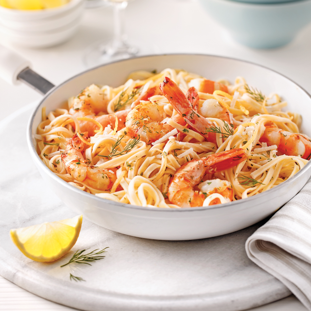 recettes de la mer de linguines aux crevettes nappées d'une sauce beurre à l'ail et vin blanc