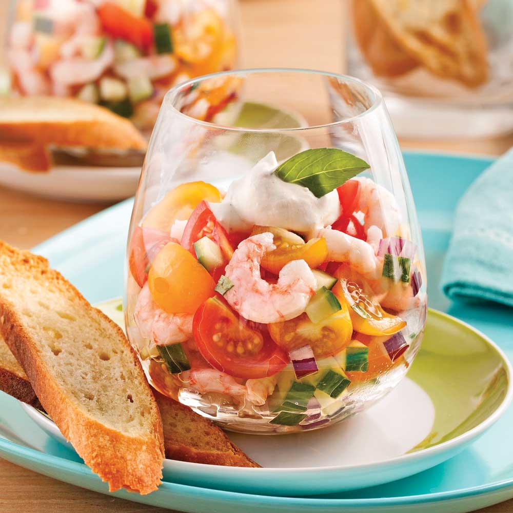 Tartare de tomates et crevettes servi en verrine