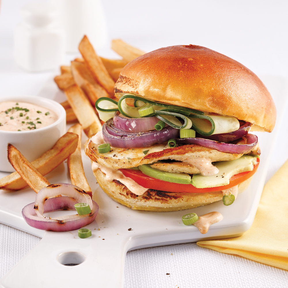 Burger de poulet à la grecque avec avocat, tomates et concombre