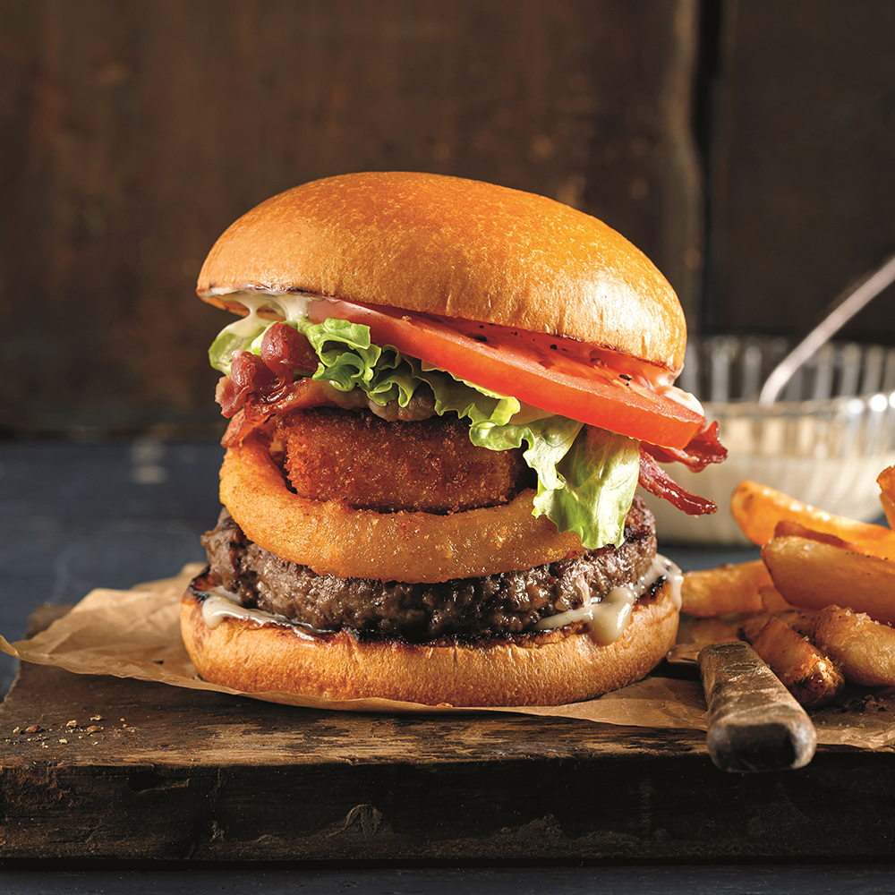 Burger maison garni de macreuse et de fondue parmesan