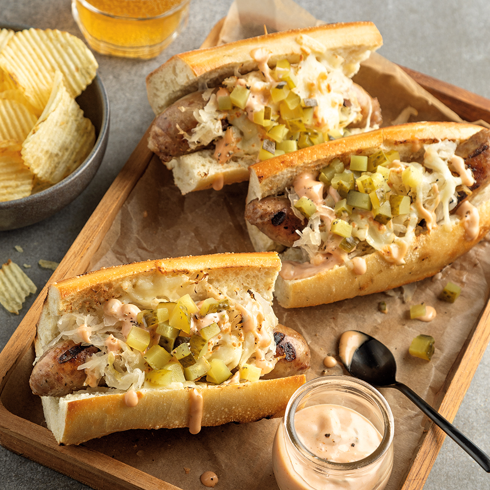 Hot-dogs gourmands à la choucroute, fromage suisse et cornichons