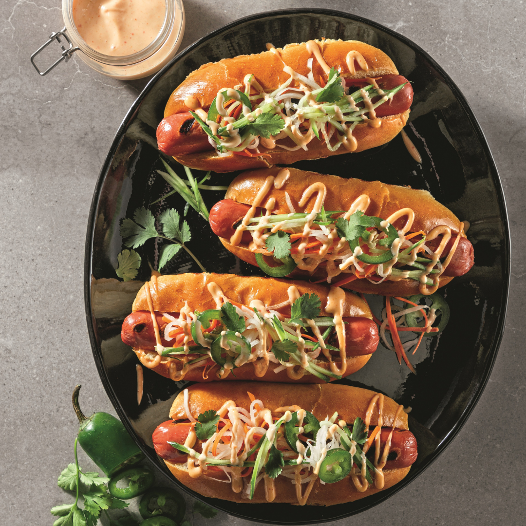 Hot-dogs style bánh mì avec légumes marinés et mayonnaise épicée