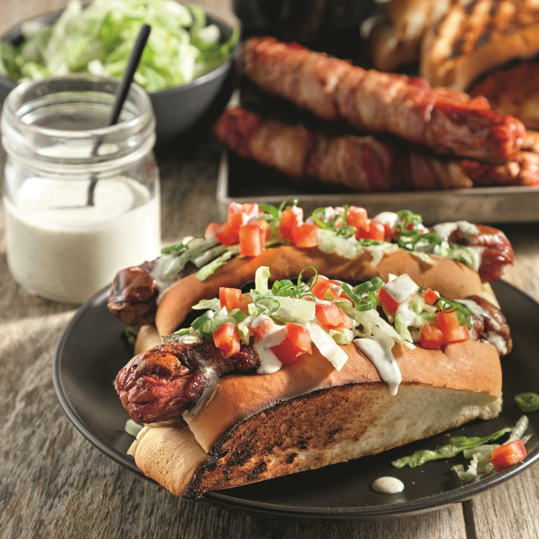 Hot-dogs BLT garnis de bacon, laitue, tomates et sauce ranch