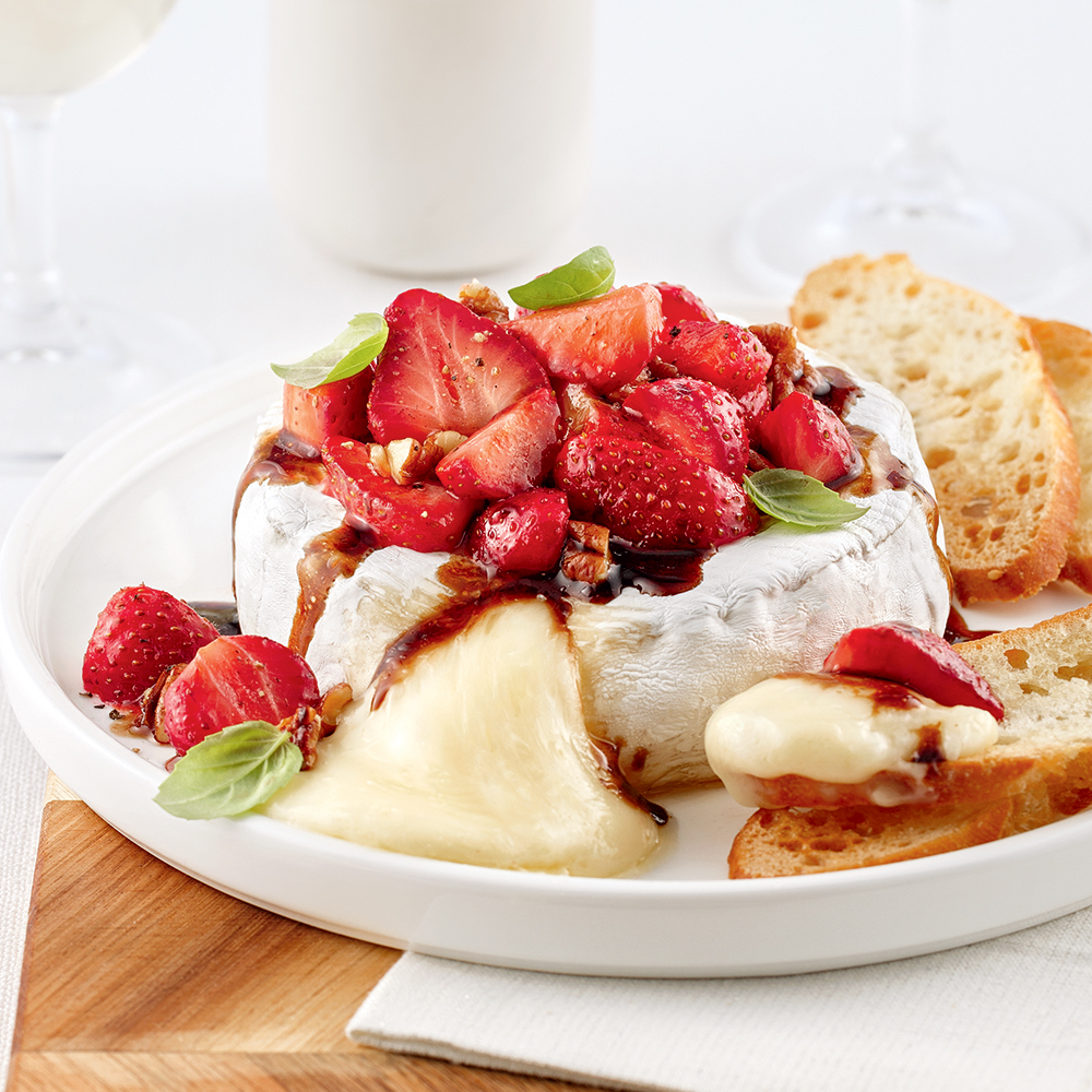 Brie fondant garni de fraises et de balsamique