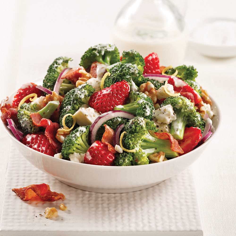 Salade de brocoli garnie de fraises et de bacon