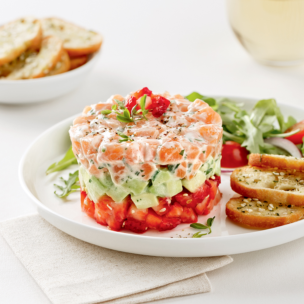 Tartare de saumon étagé aux fraises et avocat