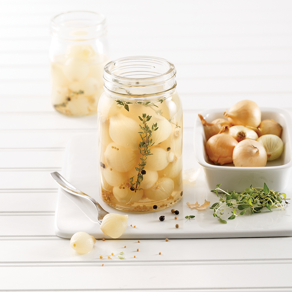 Petits oignons marinés maison dans un pot Mason.