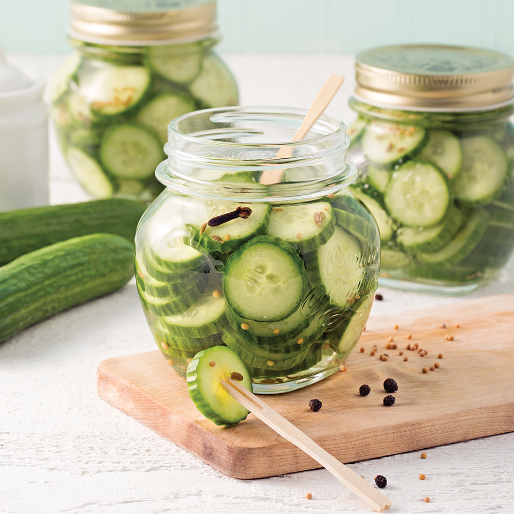 Concombres marinés style cornichons sucrés en pot Mason.