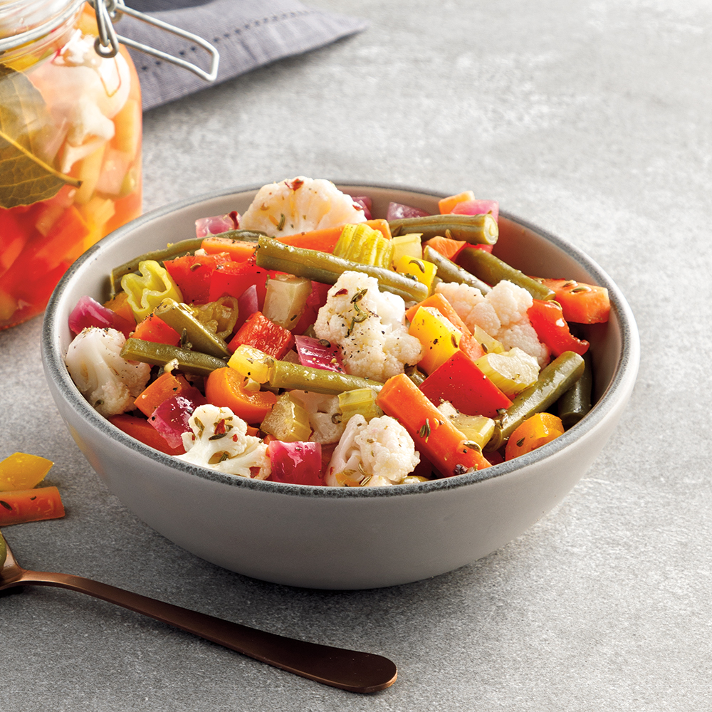 Légumes marinés style giardiniera dans un pot.