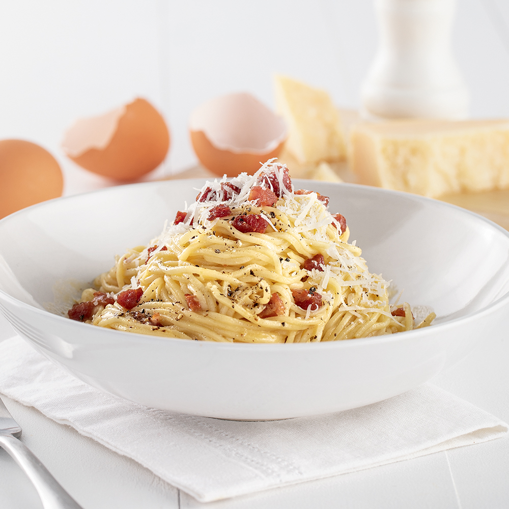 Pâtes carbonara dans une sauce crémeuse
