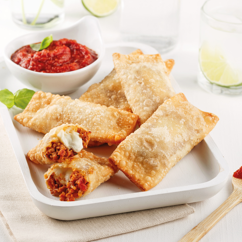 Egg rolls croustillants garnis de pepperoni, saucisse et fromage