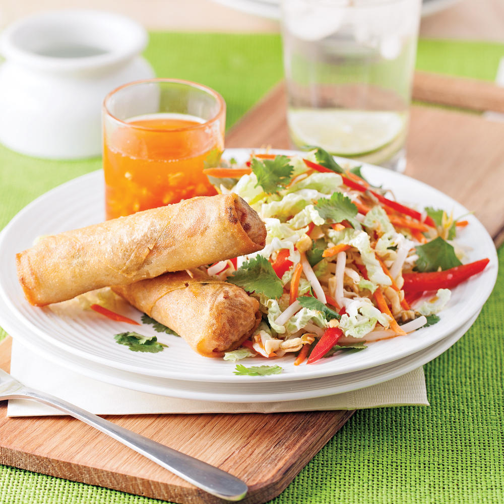 Rouleaux frits au porc servis avec une salade thaï croquante