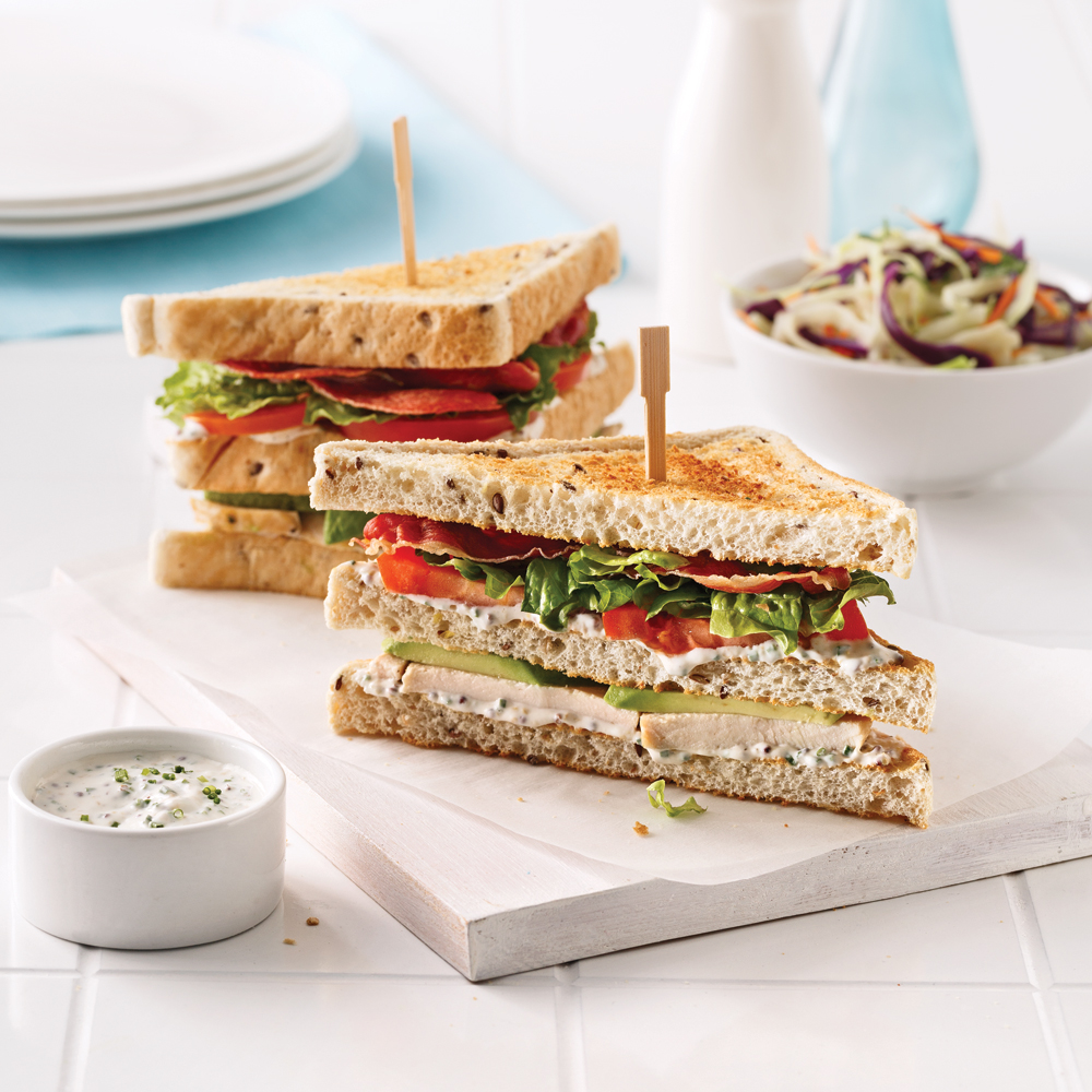 Club sandwich santé au poulet, prosciutto et avocat