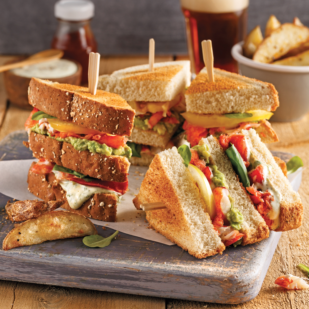 Club sandwich au homard garni de laitue et de tomates