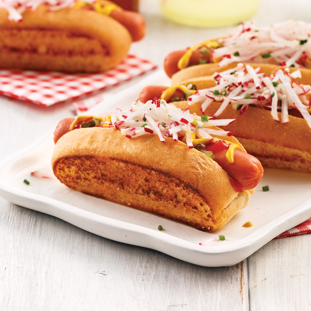 Mini-hot-dogs servis dans de petits pains moelleux