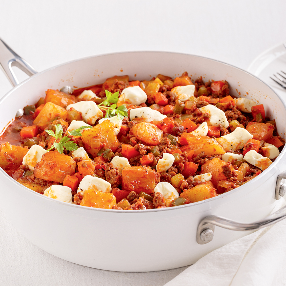 Poutine italienne réinventée avec sauce à la viande et fromage en grains