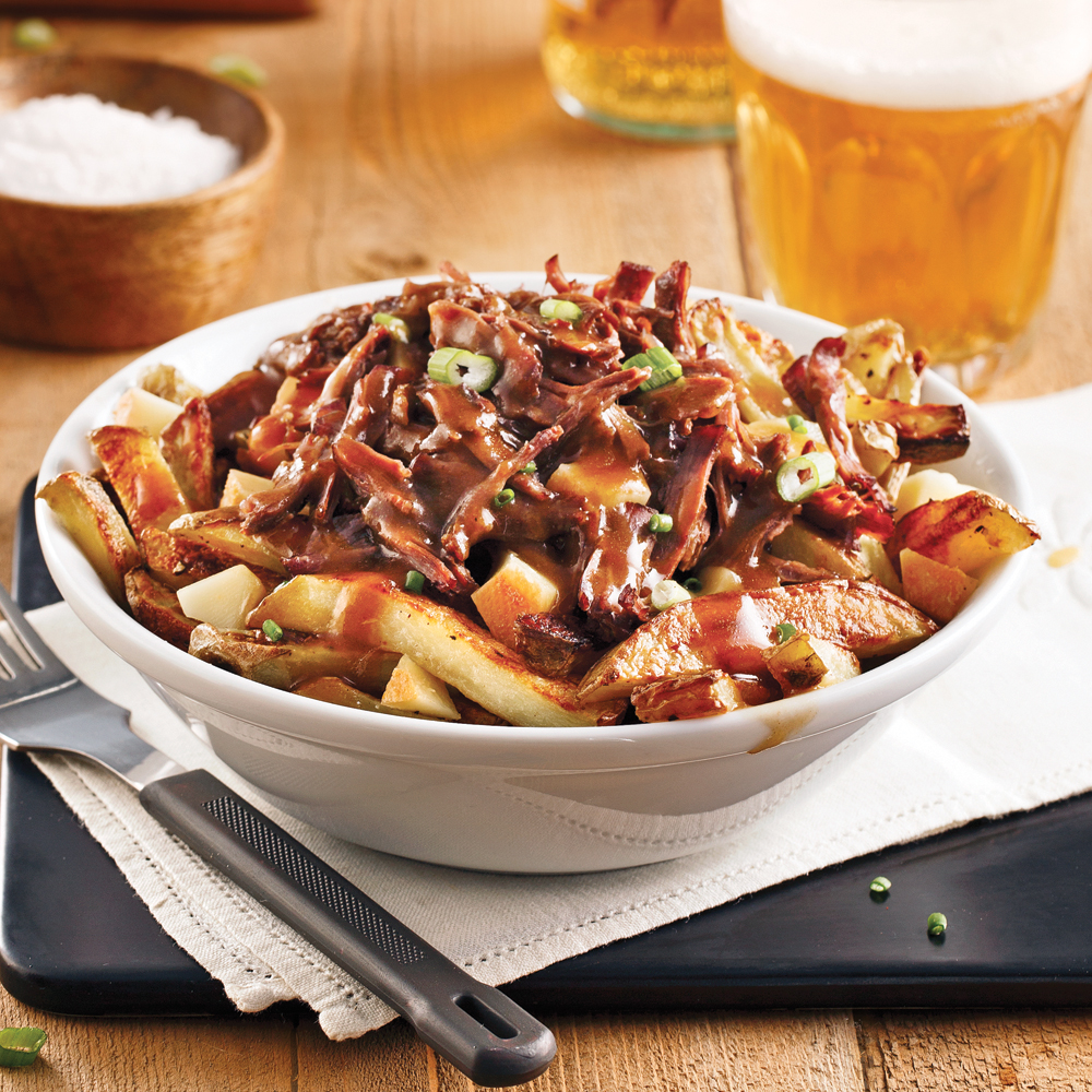 Poutine au bœuf effiloché nappée d'une sauce à la bière avec fromage en grains