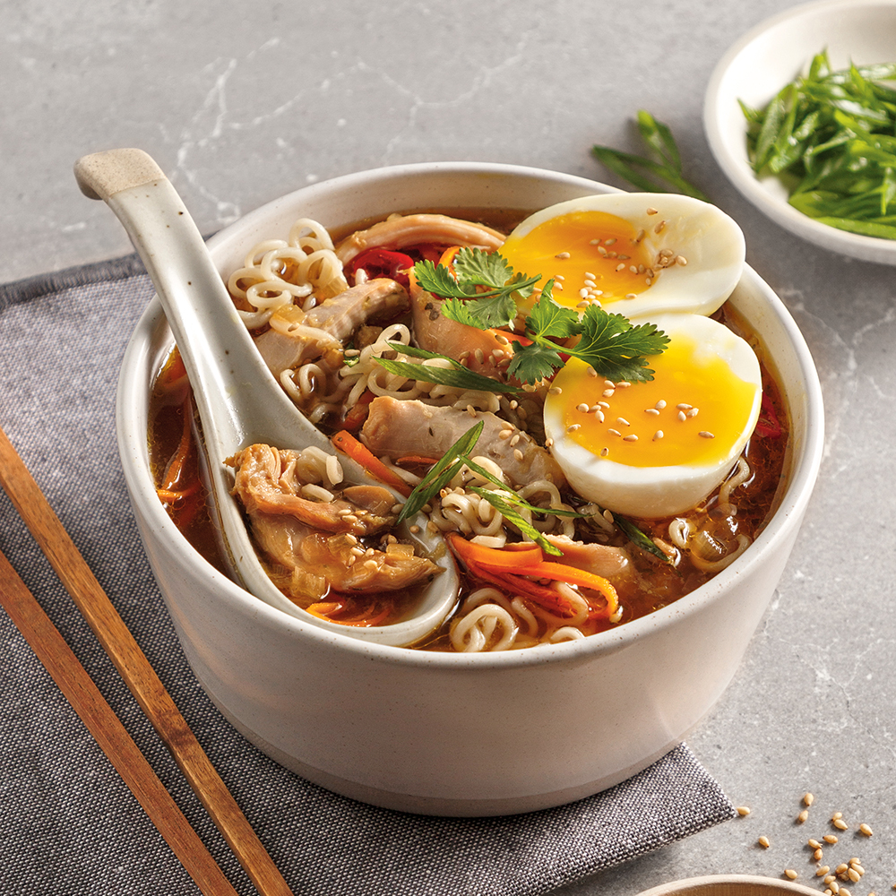 Ramen au poulet avec nouilles, œuf et légumes