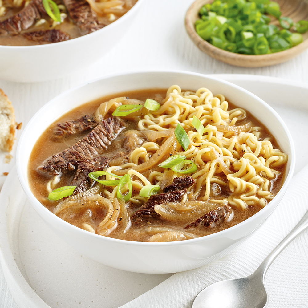 Soupe au bœuf avec nouilles et oignons