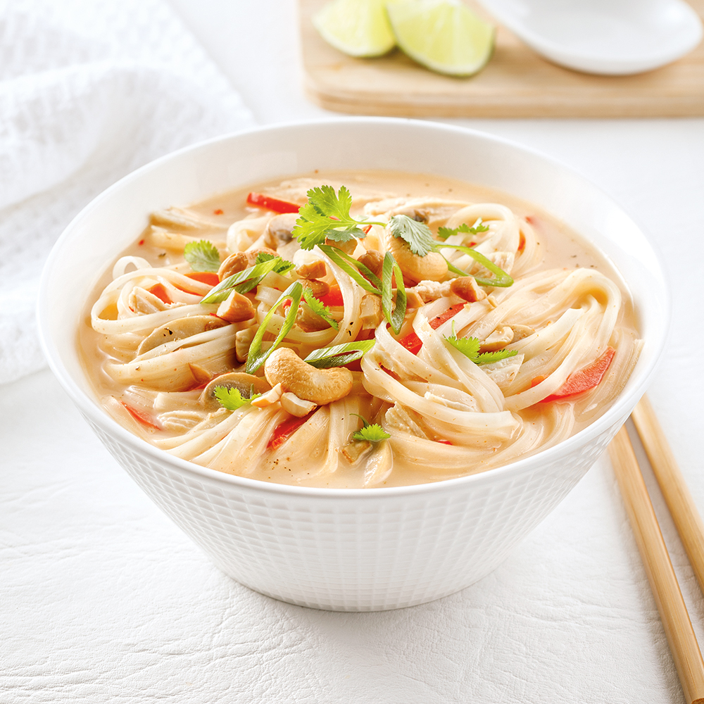 Soupe thaïe au poulet, lait de coco et nouilles de riz