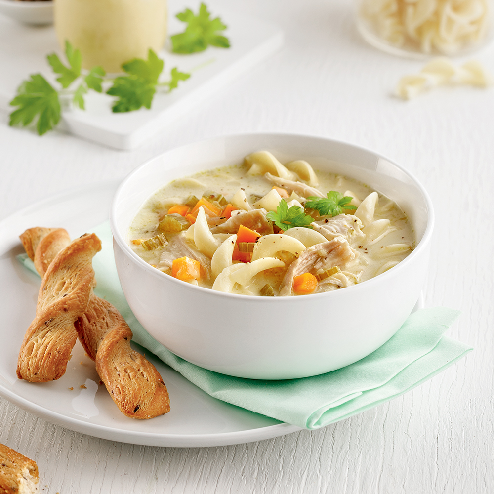 Soupe crémeuse au poulet, nouilles et légumes