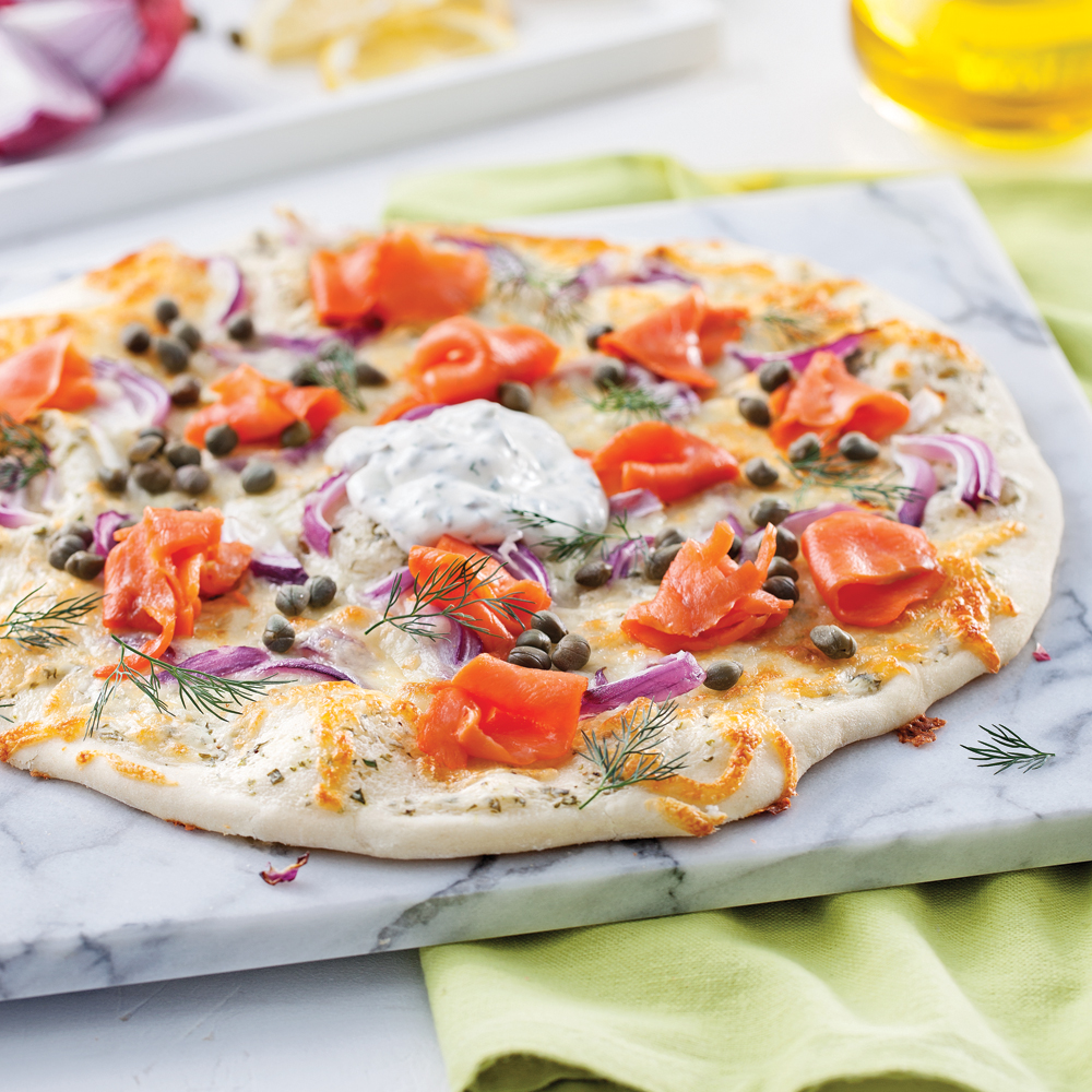 Pizza garnie de saumon fumé et de câpres