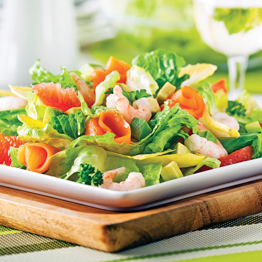 Salade aux crevettes nordiques et saumon fumé