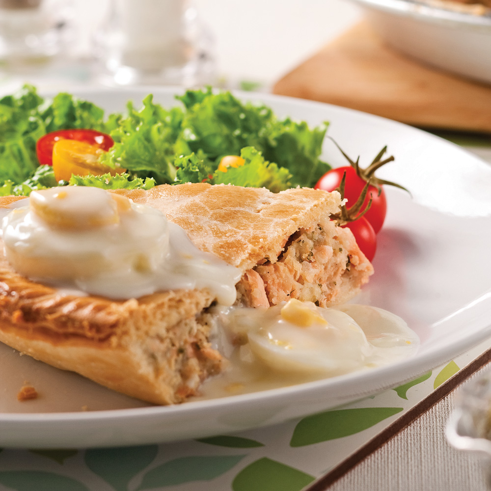 Pâté au saumon servi avec une sauce aux œufs