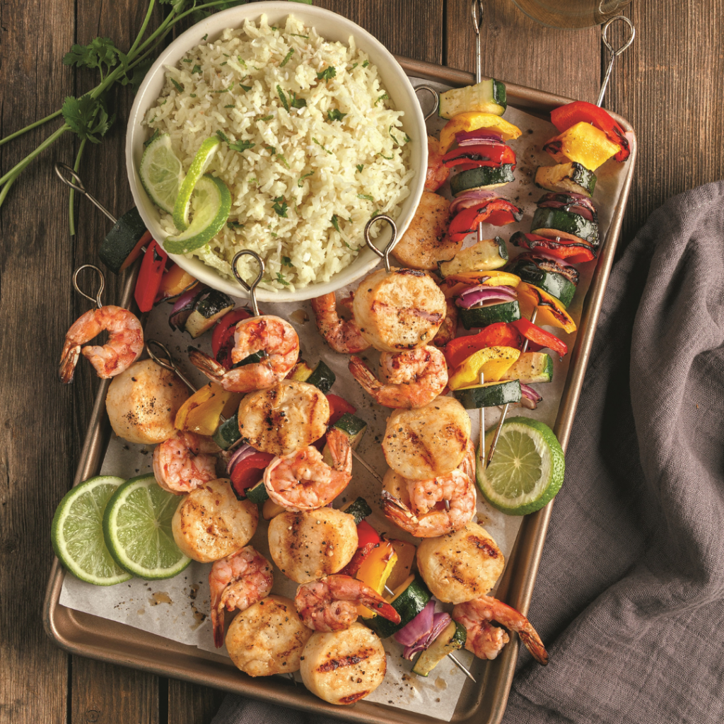 Brochettes de fruits de mer cajun et de légumes grillés