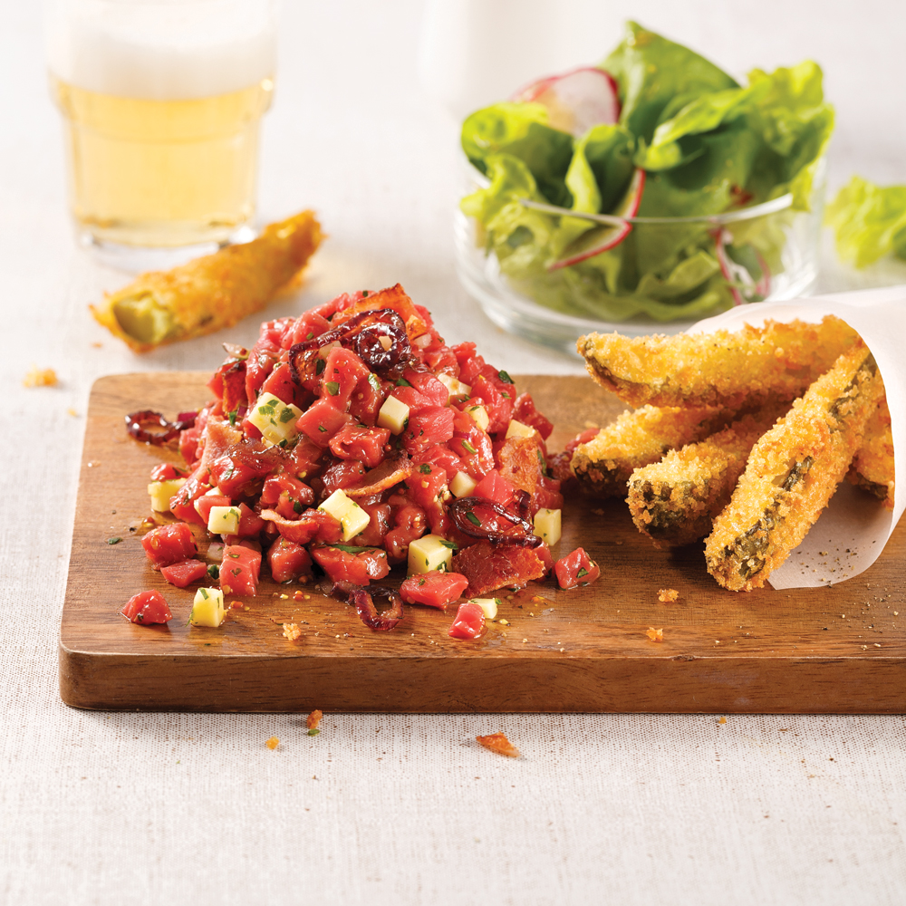 Tartare de bœuf garni de bacon et d’oignons confits