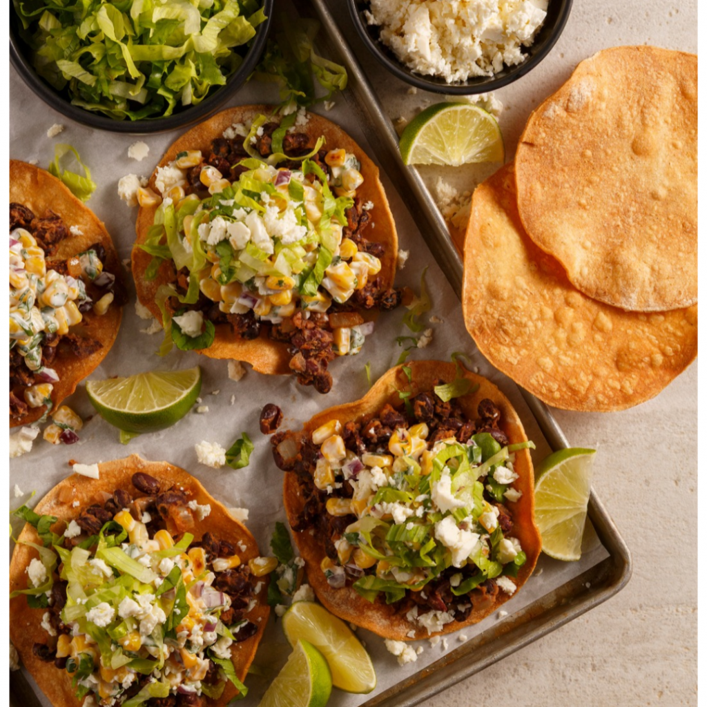 Tostadas aux haricots noirs et salsa de maïs