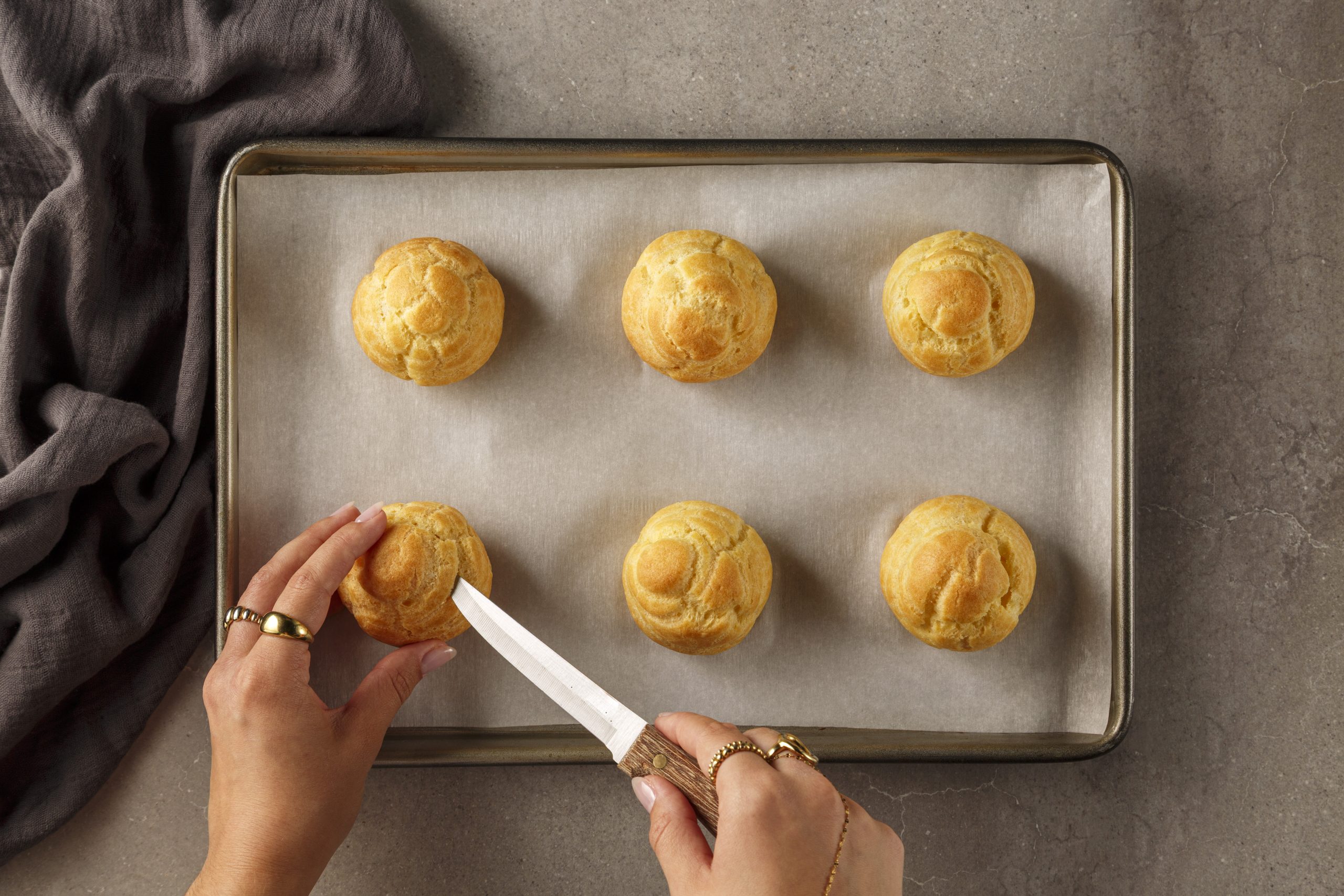 Petite incision pratiquée dans des choux dorés à l’aide d’un couteau