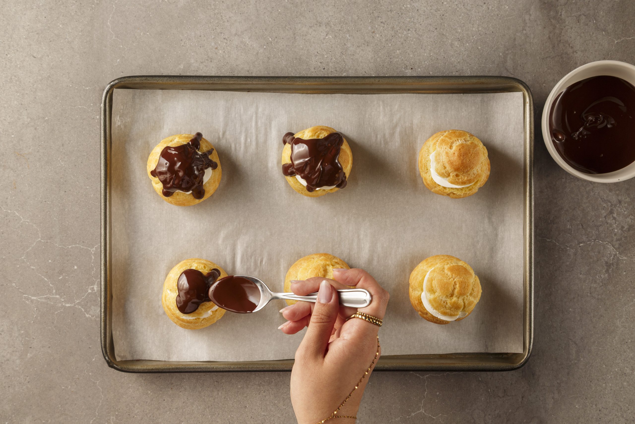 Choux à la crème vanille nappés d’un filet de chocolat noir fondu