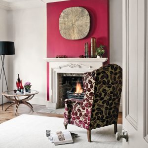 Une touche de couleur tendance autour du foyer