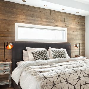 Chambre rustique bien organisée